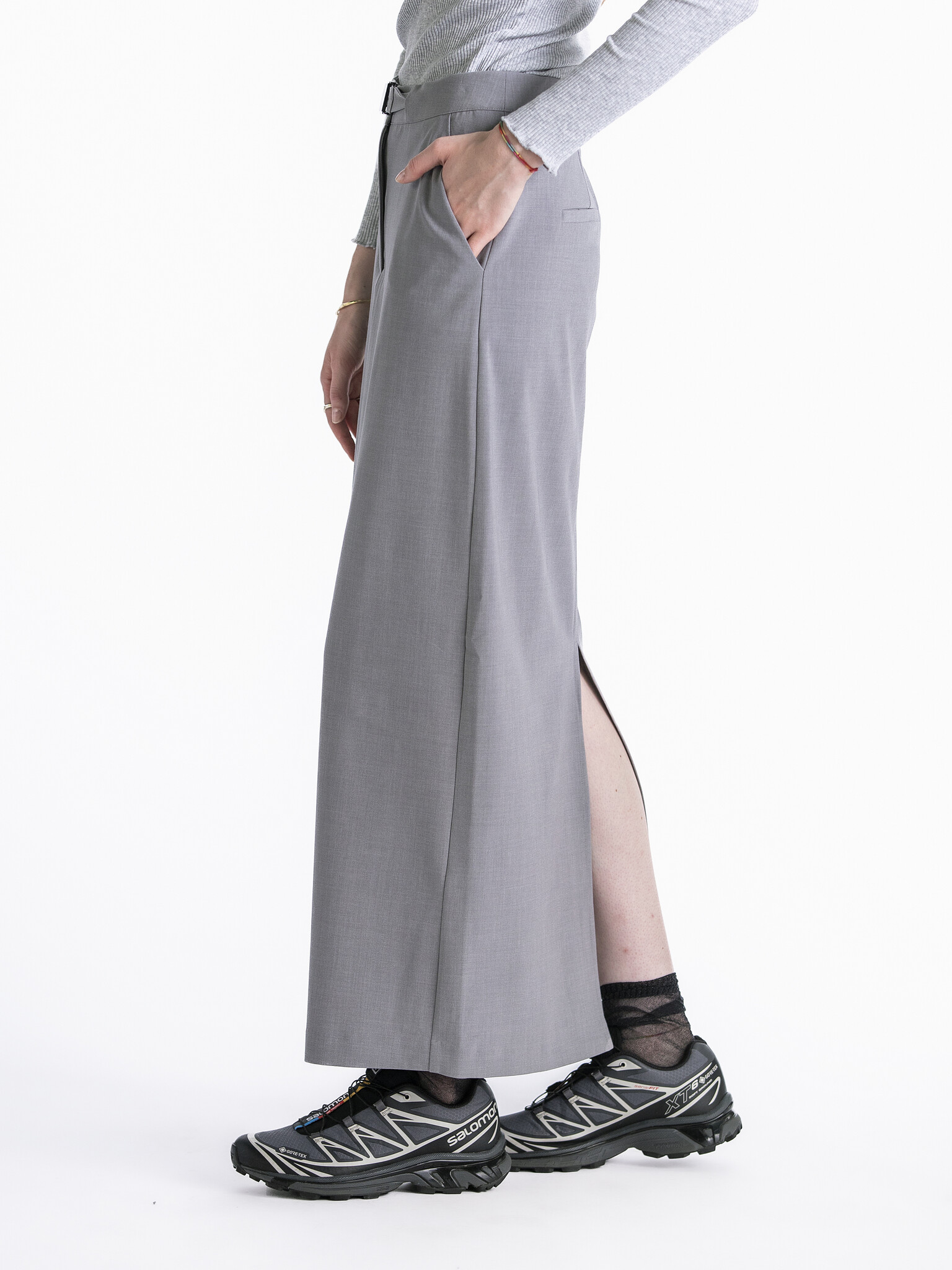 MBYM Jupe Nesana Willah 4. Créez un look décontracté et moderne avec cette jupe de costume droite, finie avec une ceintur...