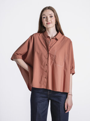 Blouse Ruby. Verwen jezelf tijdens de warme temperaturen met de ultieme blouse. Dit popeline exemplaar uit 100% katoen vo...