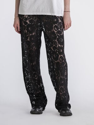 Pantalon Reva. Embrassez l'élégance intemporelle avec ce magnifique pantalon en dentelle noire. Cette pièce polyvalente a...