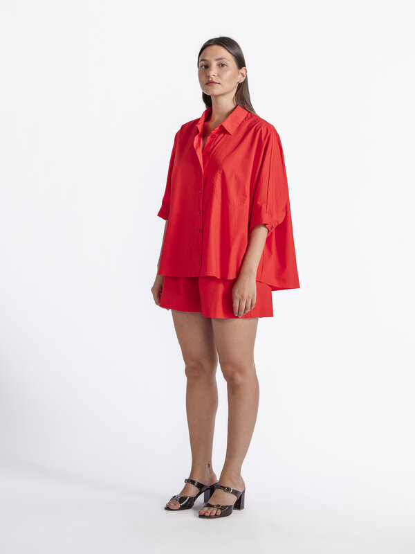 Les Soeurs Poplin Blouse Ruby 4. Preparing for fall? This short-sleeved poplin blouse is a must-have for the transitional...