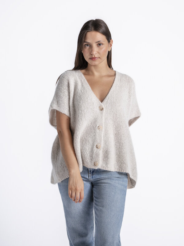 Le Marais Mouwloos gebreid vest Live 3. Ecru, de kleur van oneindige stylingopties. Deze cardigan past niet alleen overal...