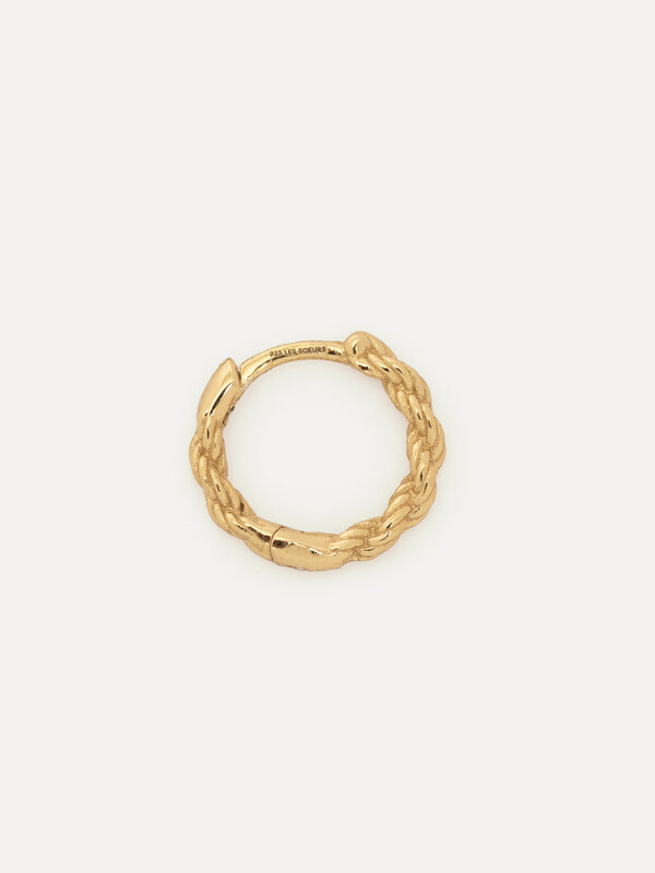 Les Soeurs Oorbel Jeanne Rope 1. This is knot your average earring. Deze gouden oorbel met knoopdetail is geknipt voor wi...
