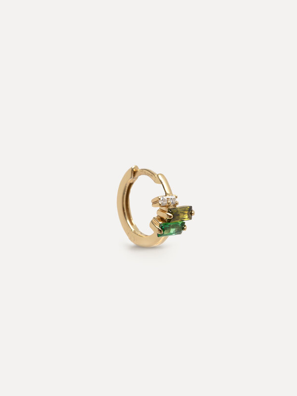 Les Soeurs Oorbel Jeanne Double Gem 1. Goud en groen ontmoeten elkaar in deze kleine maar verfijnde oorbel met smaragd- e...
