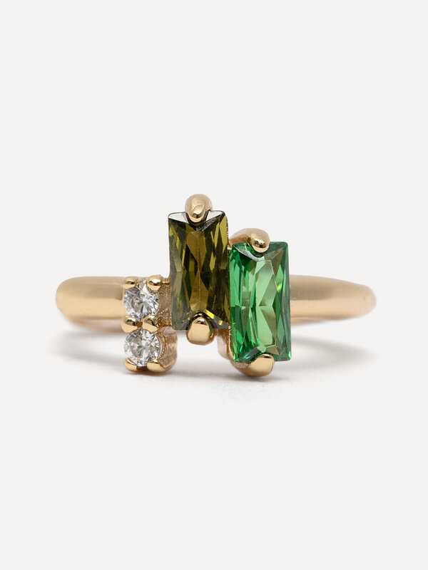 Les Soeurs Oorbel Jeanne Double Gem 2. Goud en groen ontmoeten elkaar in deze kleine maar verfijnde oorbel met smaragd- e...