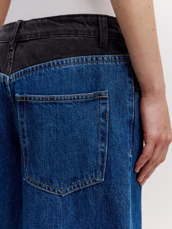 Edited Contrasterende jeans Maleah 6. Opgelet: dit is je nieuwe favoriete jeans, maar dan nét even anders. De donkere con...