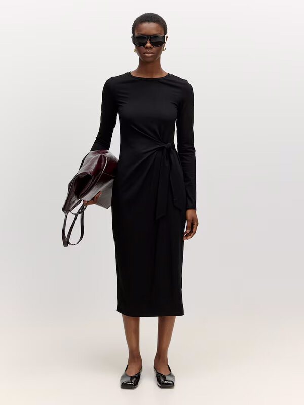 Edited Robe nouée Beate 2. Voici la petite robe noire 2.0. Cette robe midi, subtilement boutonnée à la taille, respire le...