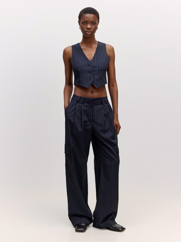 Edited Rechte broek Eleanor 5. Dankzij deze pinstripe-broek hoef je je nooit meer zorgen te maken over je outfit. Ideaal ...