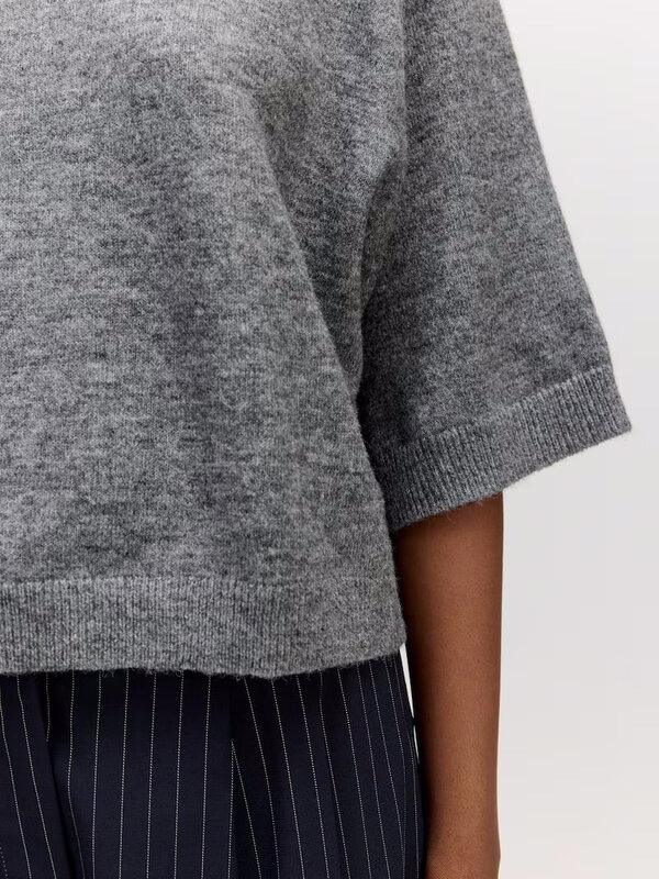 Edited Knitted shirt Birla 3. Relaxed, but definitely not boring: this cropped sweater in soft gray feels great and looks...