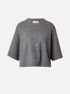 Shirt Birla. Décontracté, mais certainement pas ennuyeux: ce pull cropped en gris doux est agréable à porter et a l'air c...