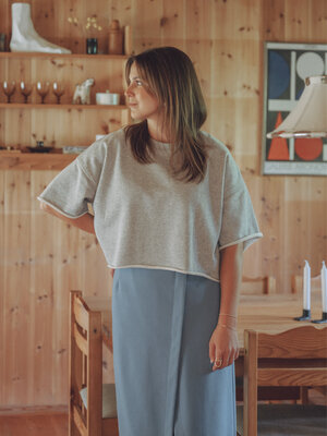 Sweater Lucia. Simpel, stijlvol, onmisbaar: dit grijze cropped T-Shirt wil je ASAP toevoegen aan je collectie. Combineer ...