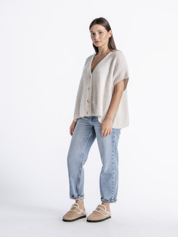 Le Marais Mouwloos gebreid vest Live 4. Ecru, de kleur van oneindige stylingopties. Deze cardigan past niet alleen overal...