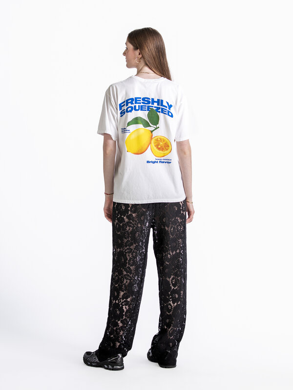 Les Soeurs Kanten broek Reva 3. Omarm de tijdloze elegantie en verfijning met deze prachtige zwarte kanten broek. Dit vee...
