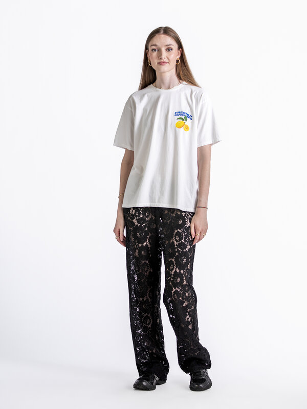 Les Soeurs Kanten broek Reva 4. Omarm de tijdloze elegantie en verfijning met deze prachtige zwarte kanten broek. Dit vee...