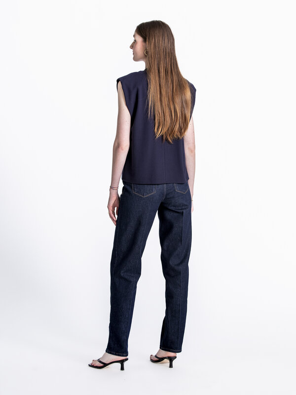 Selected Jean droit Ilu 5. Créez une silhouette épurée avec ce jean à coupe droite, grâce à la taille haute et aux jambes...