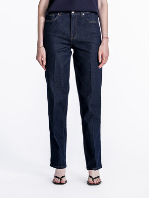 Jeans Ilu. Creëer een gestroomlijnd silhouet met deze straight-fit jeans, dankzij de hoge taille en rechte pijpen. Perfec...