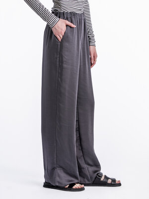 Pantalon Ivy. Confortable et chic à la fois: ce pantalon en satin prouve que c'est possible. Le tissu lisse glisse doucem...