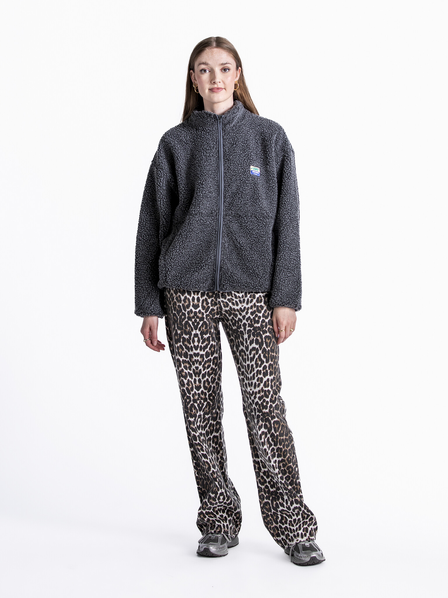 Les Soeurs Pantalon Léopard Antonie 4. Ajoutez du piquant à votre tenue avec ce pantalon léopard et osez vous démarquer a...