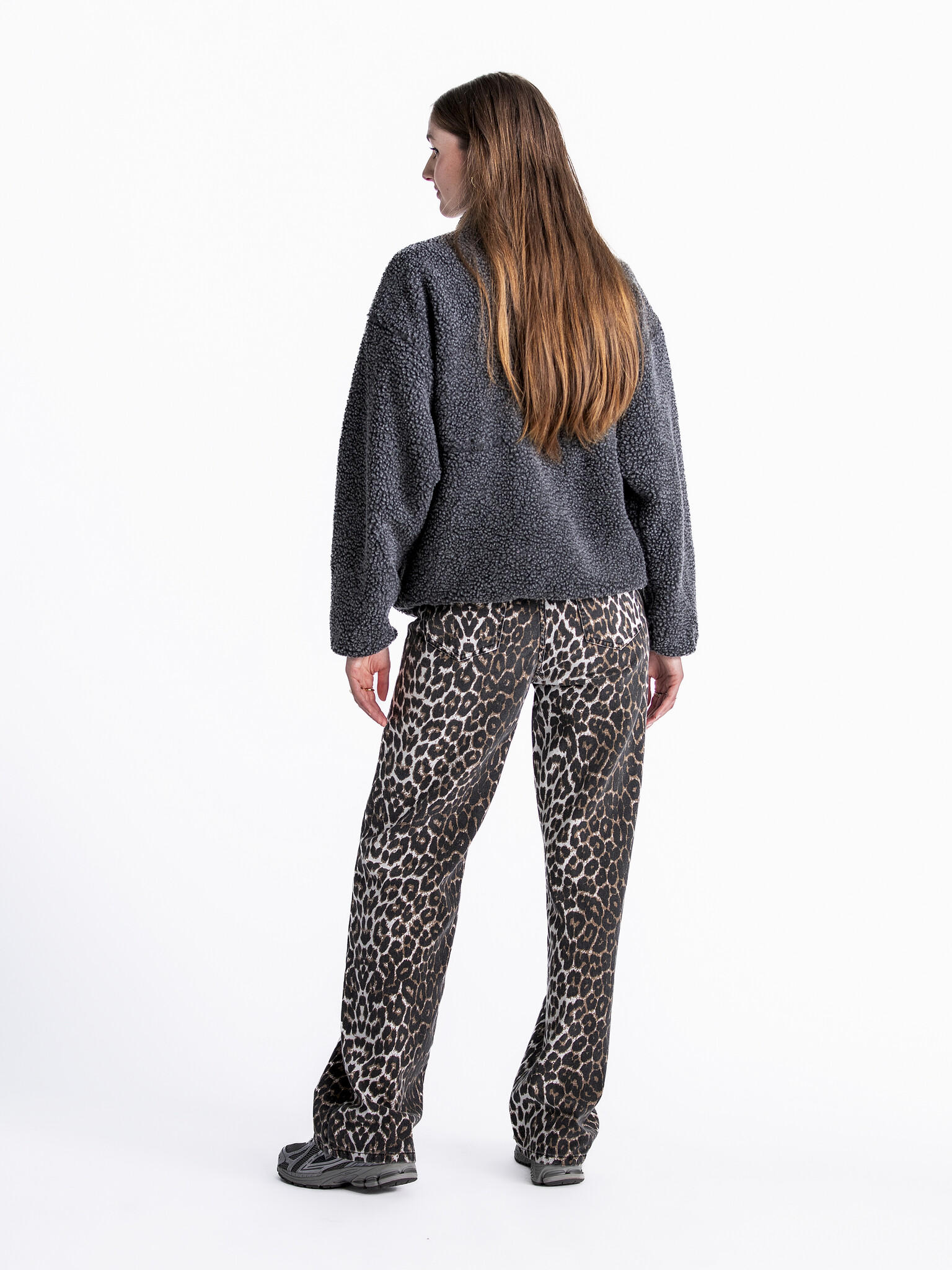 Les Soeurs Pantalon Léopard Antonie 5. Ajoutez du piquant à votre tenue avec ce pantalon léopard et osez vous démarquer a...