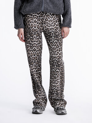 Broek Antonie. Voeg wat pit toe aan je outfit met deze leopard broek en durf op te vallen met dit design. De straight fit...