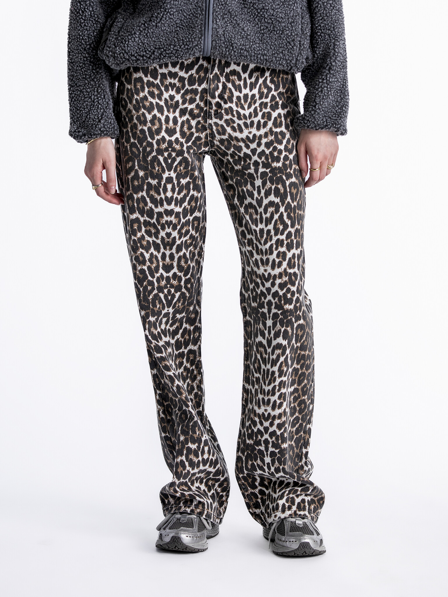 Les Soeurs Pantalon Léopard Antonie 1. Ajoutez du piquant à votre tenue avec ce pantalon léopard et osez vous démarquer a...