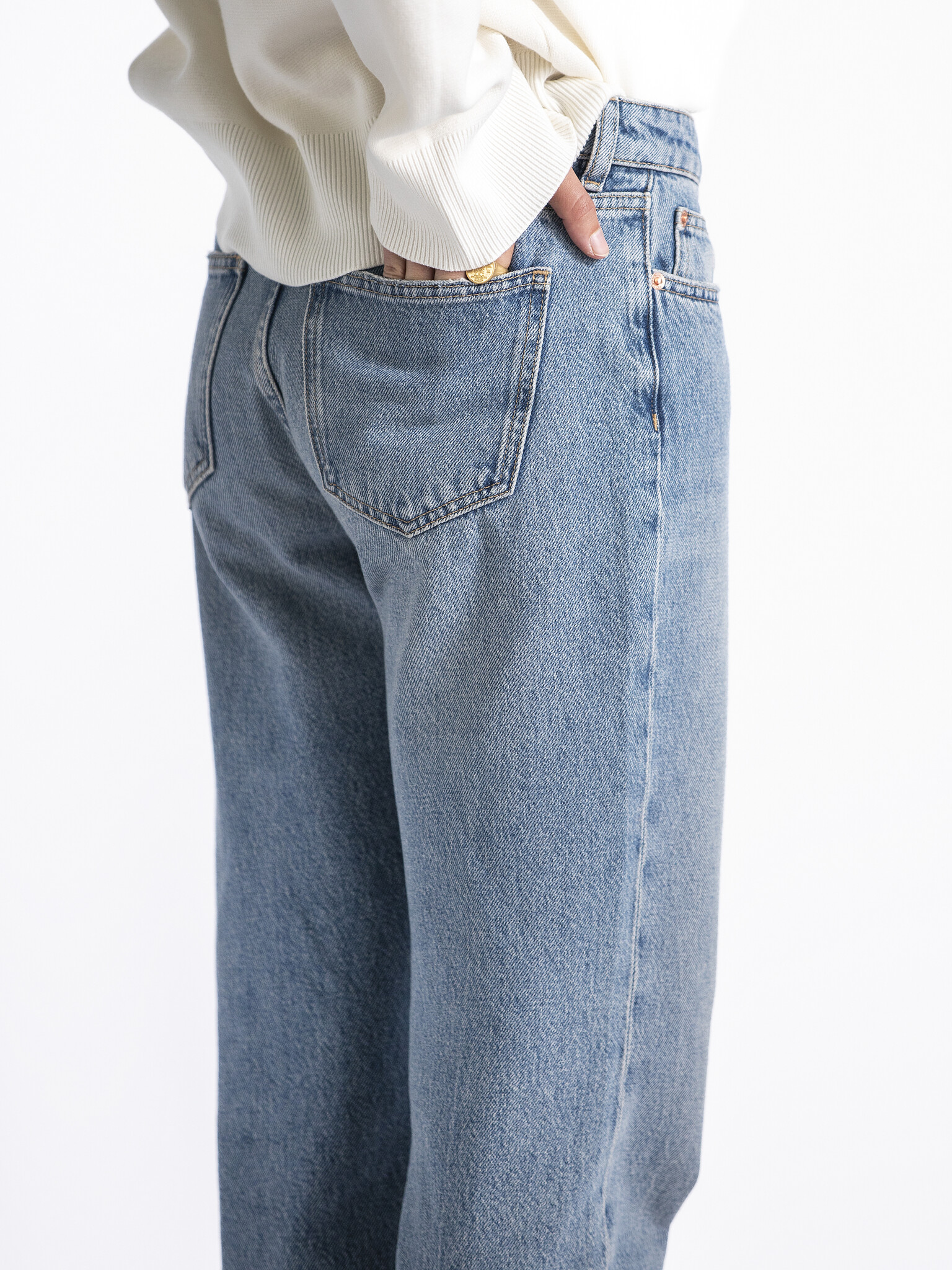Les Soeurs Mom fit jeans Isabella 6. Denim voor alle seizoenen! Mom jeans Isabella geeft je alle veelzijdigheid die je no...