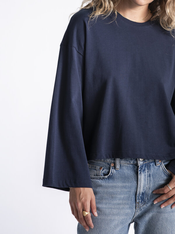 Les Soeurs Longsleeve T-Shirt Aline 4. This fall, navy is the new black! The Aline longsleeve is a shirt that can be endl...