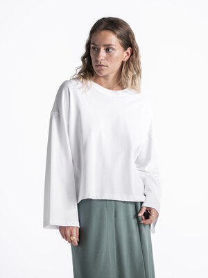 T-Shirt Aline. Einde zoektocht: Aline is dé basic die je nodig hebt! Dit longsleeve T-Shirt heeft een trendy boxy fit en ...