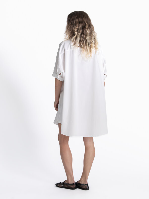 Les Soeurs Poplin Dress Ola 5. This white cotton poplin dress is a versatile favorite. The straight, loose-fitting silhou...