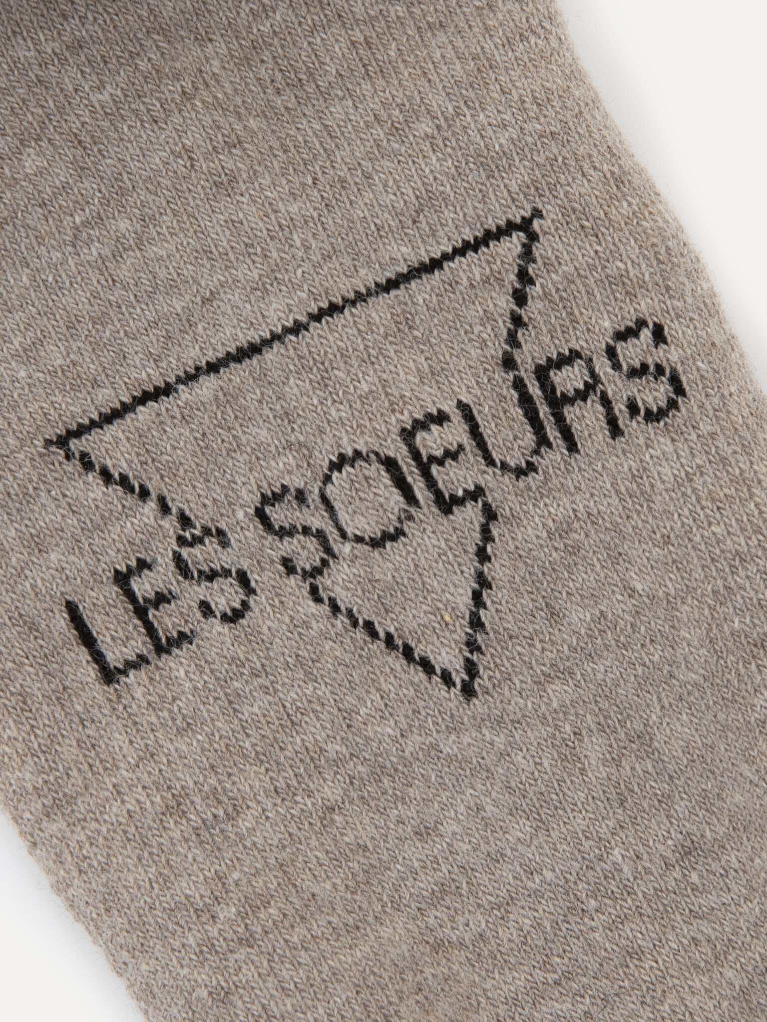 Les Soeurs chaussettes Ruby 2. Découvrez le monde avec style grâce à ces chaussettes en coton. Leur base beige et leurs r...