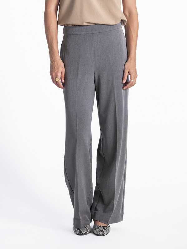 Selected Wide fit broek Emma Tara 3. Ga voor stijl én comfort met deze wide-fit broek. De broek heeft een comfortabele el...