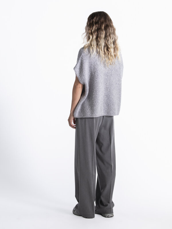 Le Marais Sleeveless knitted vest Live 5. This cardigan proves: short sleeves, endless possibilities. The fit is ideal fo...