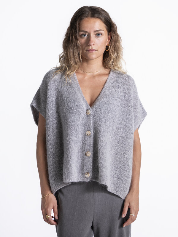 Le Marais Sleeveless knitted vest Live 1. This cardigan proves: short sleeves, endless possibilities. The fit is ideal fo...
