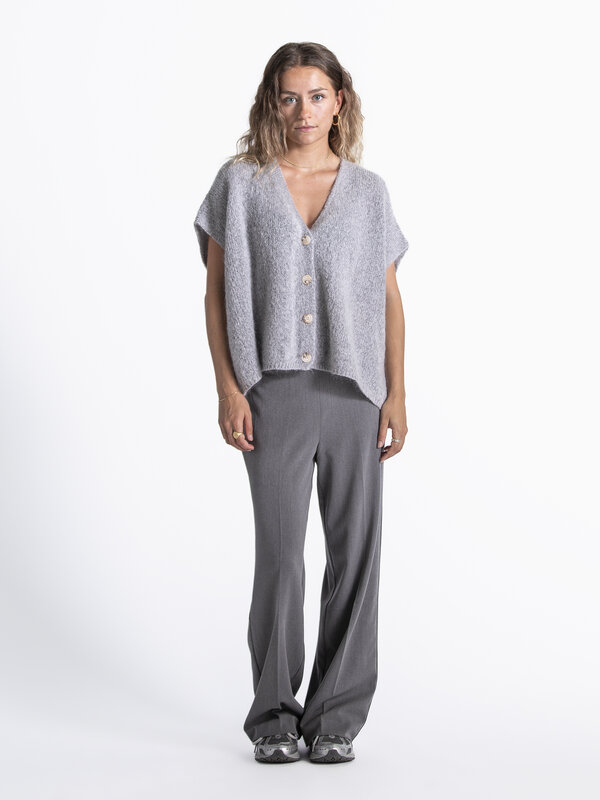 Le Marais Sleeveless knitted vest Live 3. This cardigan proves: short sleeves, endless possibilities. The fit is ideal fo...