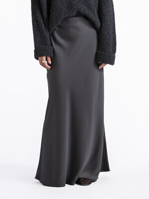 Maxi rok Lena. Een satijnen maxirok is een trendy, elegante keuze. Dankzij de flatterende hoge taille kun je hem op aller...