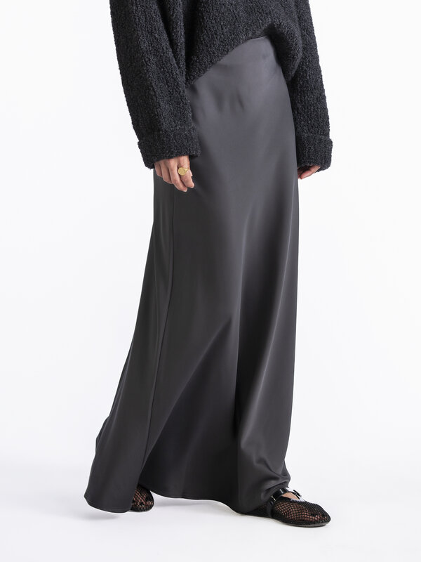 Selected Satin maxi skirt Lena 4. A satin maxi skirt is a fashionable and feminine choice. It has a flattering high waist...