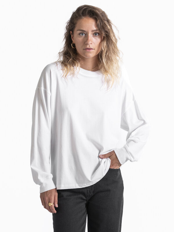 Les Soeurs Longsleeve T-Shirt Cameron 4. The longsleeve Cameron T-Shirt makes the transition from summer to fall a lot ea...