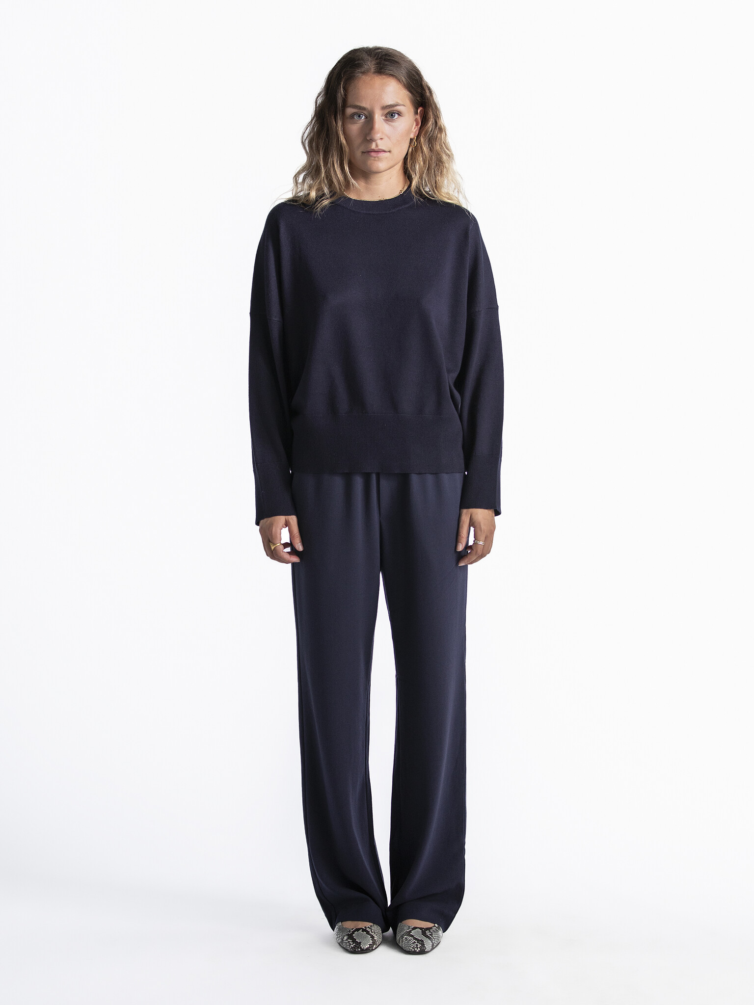 MBYM Broek Phillipa Edviwa 3. Haal meer uit je basics met deze essential pantalon. De nonchalante, vloeiende pasvorm flat...
