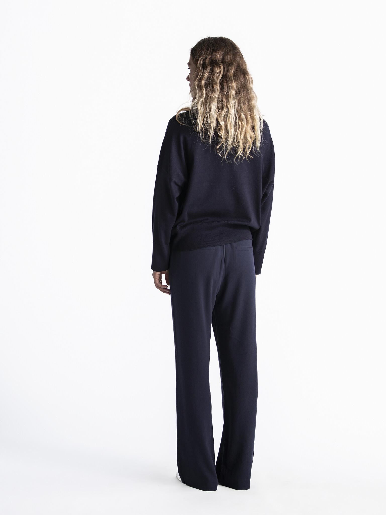 MBYM Broek Phillipa Edviwa 5. Haal meer uit je basics met deze essential pantalon. De nonchalante, vloeiende pasvorm flat...