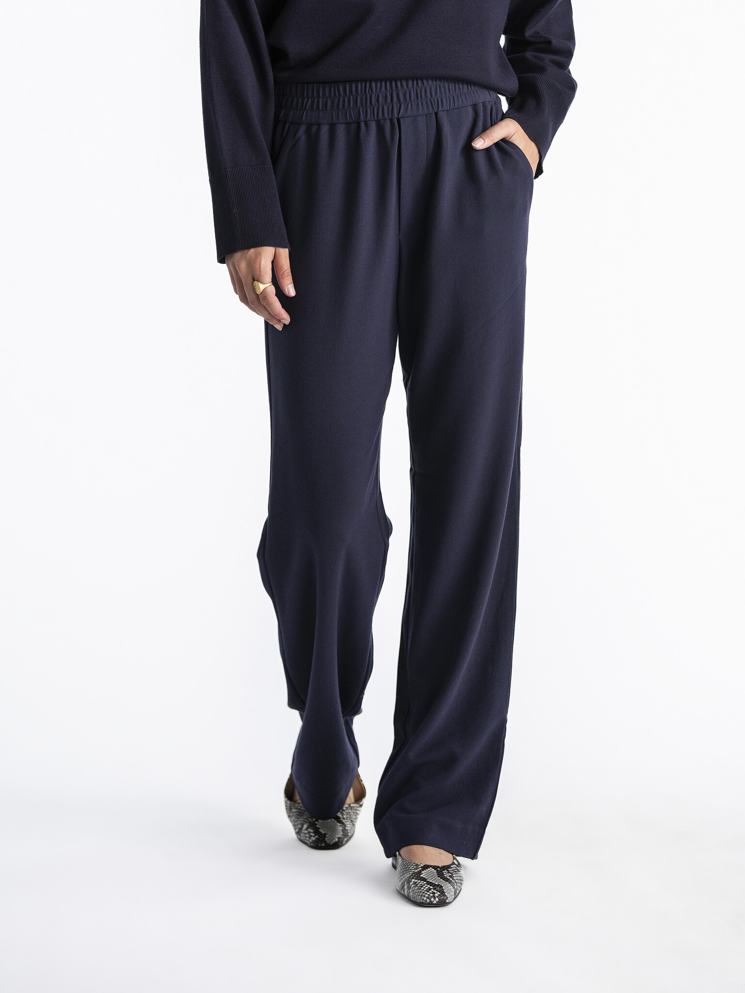 MBYM Broek Phillipa Edviwa 2. Haal meer uit je basics met deze essential pantalon. De nonchalante, vloeiende pasvorm flat...
