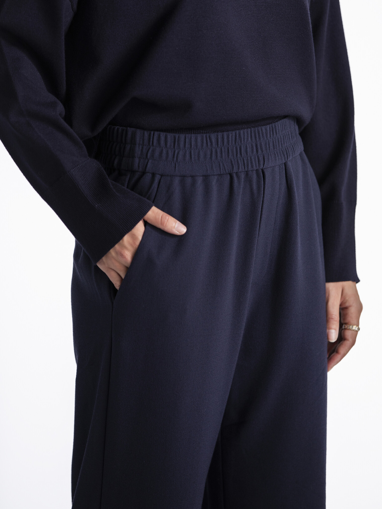 MBYM Broek Phillipa Edviwa 4. Haal meer uit je basics met deze essential pantalon. De nonchalante, vloeiende pasvorm flat...
