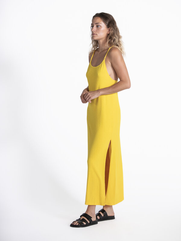 American Vintage Jurk Sotto 5. De Sotto-maxi-jurk belichaamt casual elegantie voor zomerse dagen. Met zijn vloeiende snit...