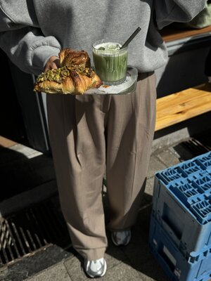 Pantalon Tima. Toutes les femmes le savent: le pantalon habillé idéal vaut son pesant d'or. Ce modèle à jambe large, coup...