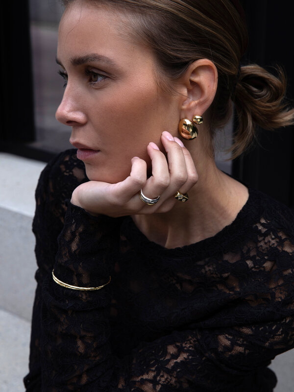 Les Soeurs Earrings Set Fara Chunky Drop 4. Whether you're planning a night out or want to spice up your everyday look, t...