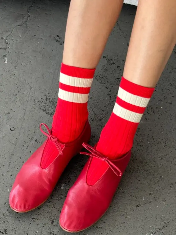 Le Bon Shoppe Sokken Her Varsity 3. Wil je wat leven in je sokkenlade brengen? Dit felrode paar met sportief streepdetail...