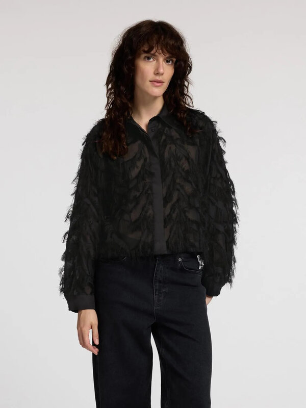 Selected Cropped Shirt My Line 2. Zwart, maar verre van basic! De klassieke snit van dit shirt houdt het veelzijdig, terw...