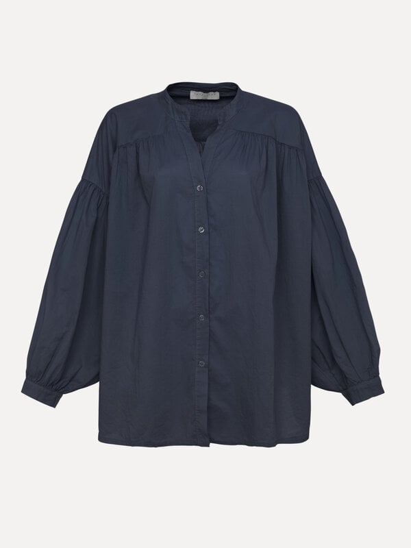 Le Marais Blouse Aaron 1. Less fuss, more style: deze donkerblauwe blouse straalt professionaliteit uit, terwijl de lucht...