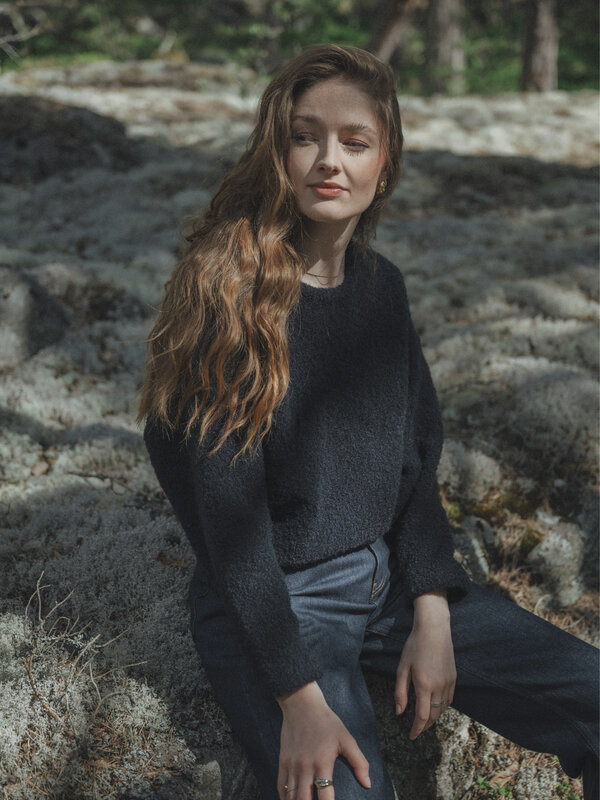 Les Soeurs Sweat en maille Ada 1. Est-ce les manches larges, la teinte navy intemporelle ou le fil doux? Quoi qu'il en so...