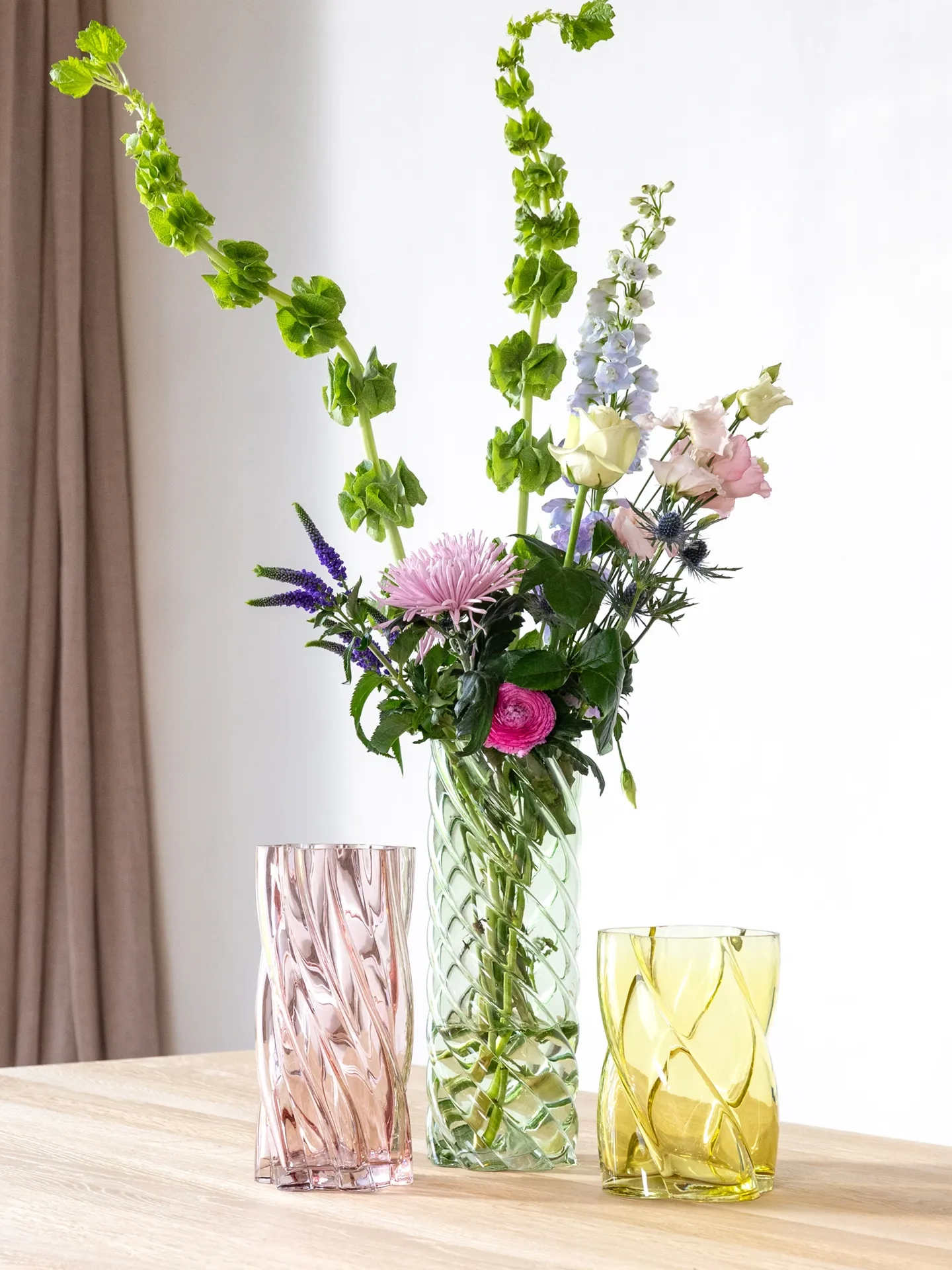 &klevering Twisted Vase Marshmallow 3. Clever design in yellow glass. The rotating shape creates beautiful light effects ...