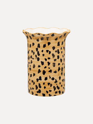 Vaas Leopard. Fan van een interieur met karakter? We've got you! Deze Leopard Vaas combineert twee trends: statementstuks...