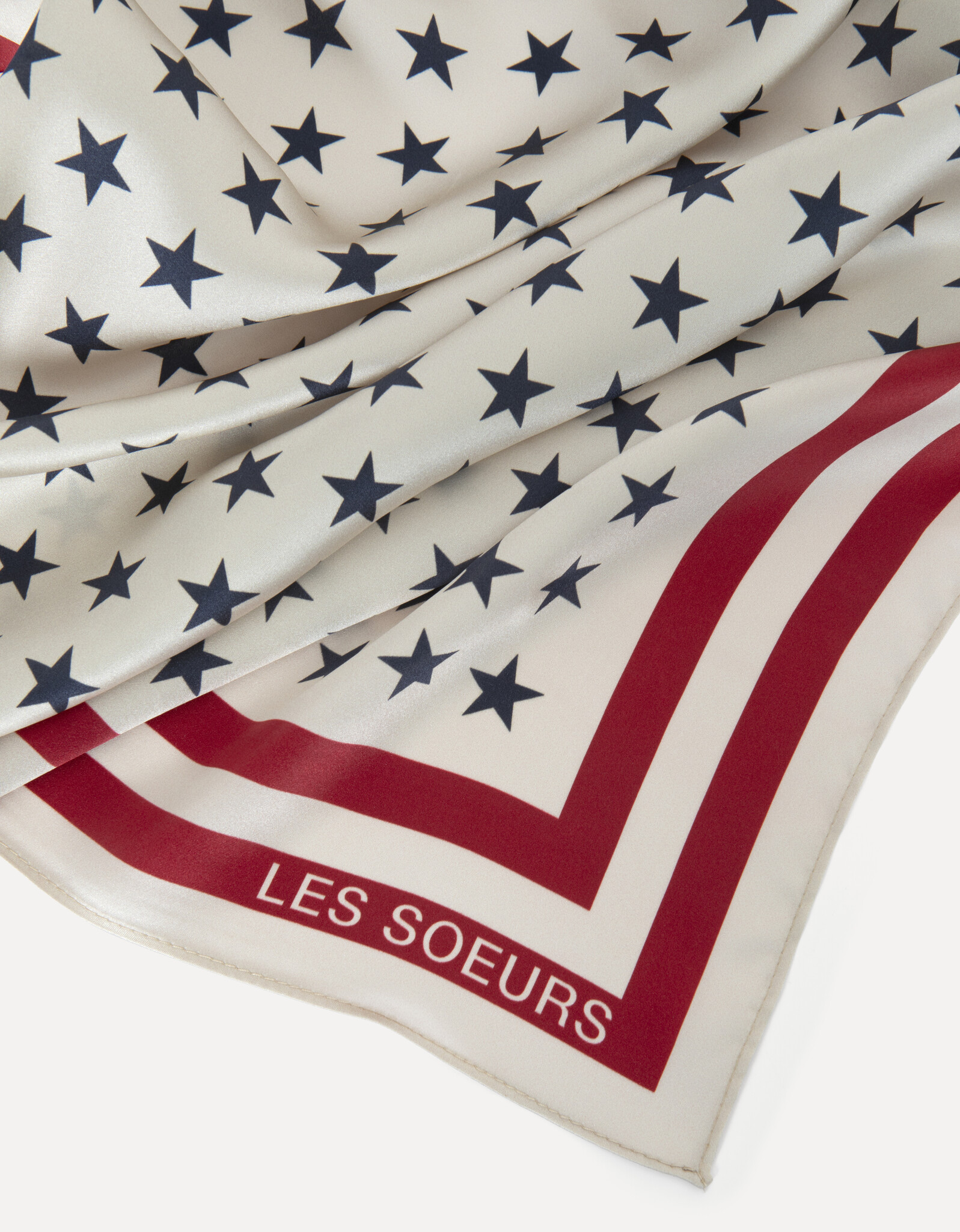 Les Soeurs Sjaal Les Soeurs 4. Bold and beautiful: deze zijden sjaal met stars & stripes-motief brengt een vleugje Amerik...